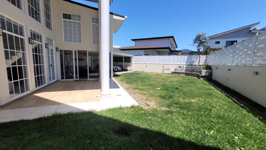 ALQUILER DE CASA ESQUINERA EN LOMAS DEL ZURQUI 4 HABITACIONES - Imagen 7