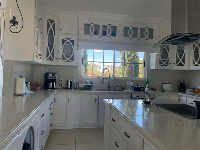 ALQUILER DE CASA ESQUINERA EN LOMAS DEL ZURQUI 4 HABITACIONES - Imagen 12