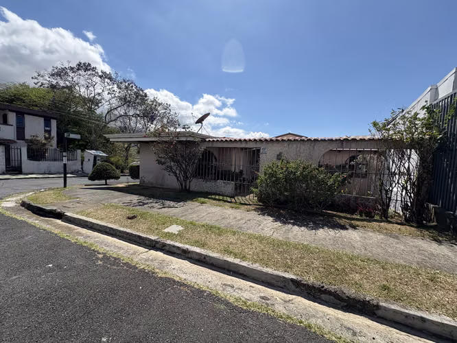 Terreno - Casa Esquinera frente a parque - Sabana Sur 372m2