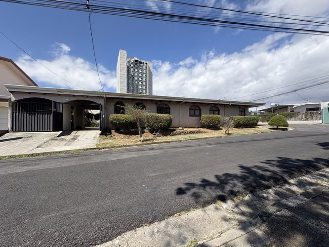 Terreno - Casa Esquinera frente a parque - Sabana Sur 372m2