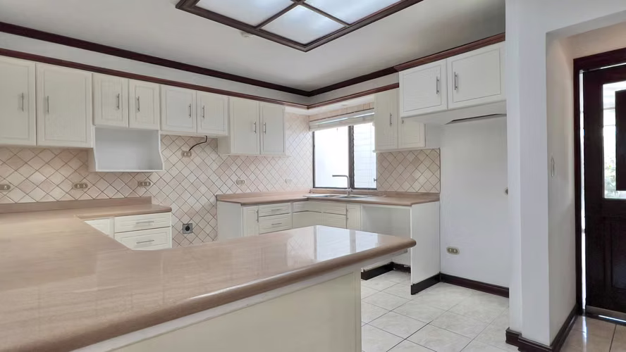 Exclusiva Casa en Venta en Condominio Privado, solo 4 unidades