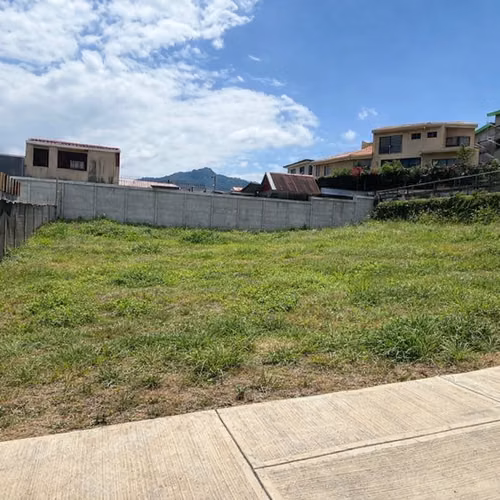 Lot in East Avenue condo