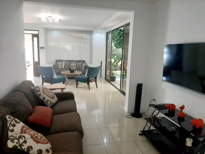 Santa Ana-Pereira. OPORTUNIDAD HERMOSA Y AMPLIA CASA MP 25-114