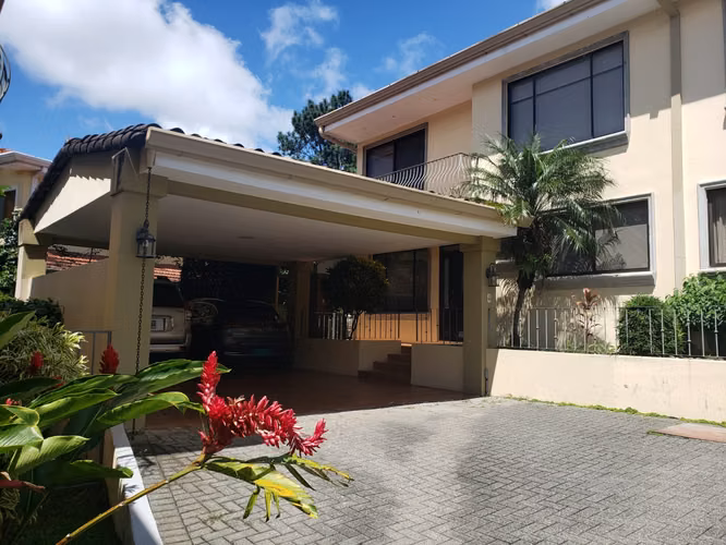 Santa Ana-Pereira. OPORTUNIDAD HERMOSA Y AMPLIA CASA MP 25-114