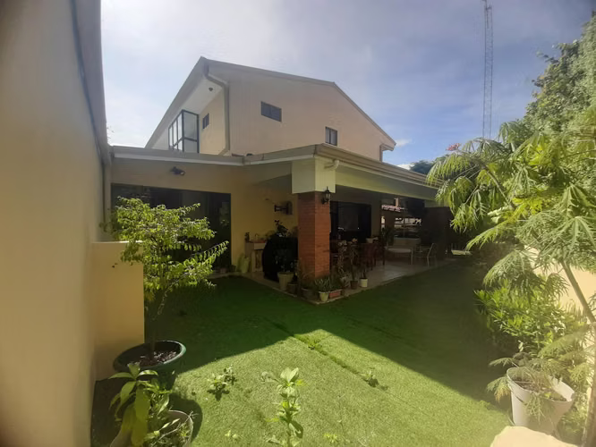 Santa Ana-Pereira. OPORTUNIDAD HERMOSA Y AMPLIA CASA MP 25-114