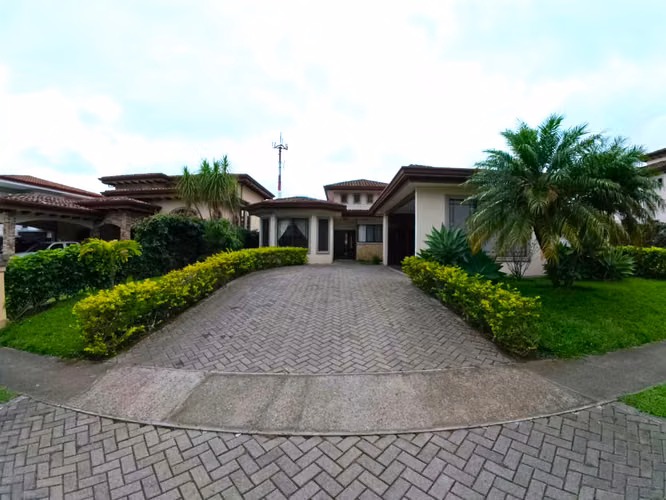Elegancia, Espacio y Seguridad | Casa en Condominio (JS 1322 22)