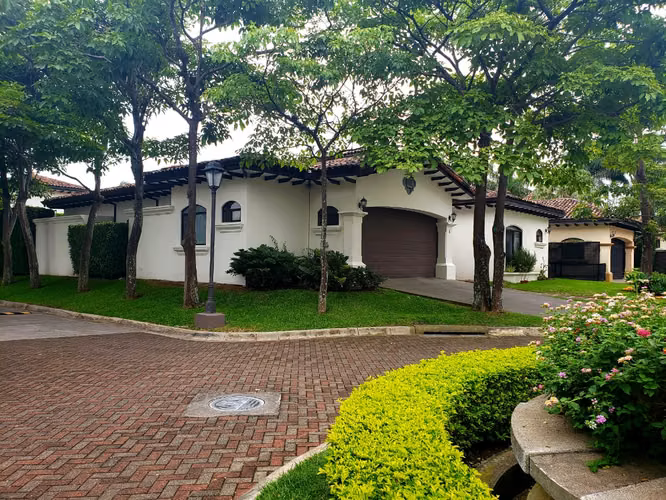 En venta bellísima casa en Santa Ana Pozos. MP 25-167