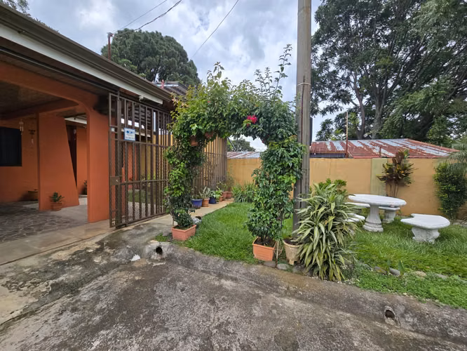 Venta Casa Alajuela 1 Planta, 3 Cuartos + Parqueo 1 carro + Patio 2 baños