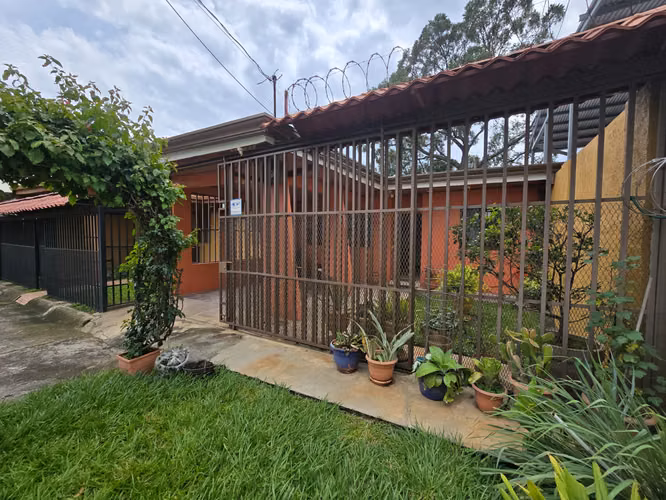 Venta Casa Alajuela 1 Planta, 3 Cuartos + Parqueo 1 carro + Patio 2 baños