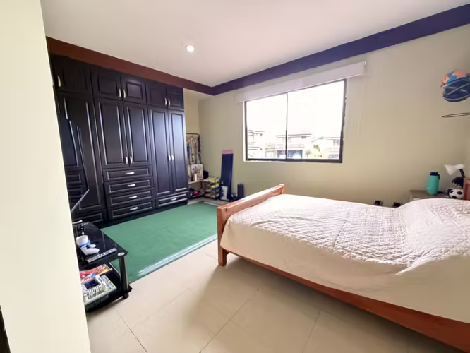 Venta de Casa en condominio con amplio lote – Guayabos de Curridabat