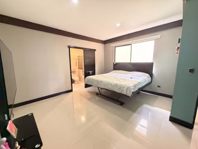 Venta de Casa en condominio con amplio lote – Guayabos de Curridabat