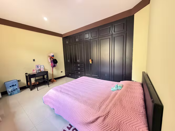 Venta de Casa en condominio con amplio lote – Guayabos de Curridabat