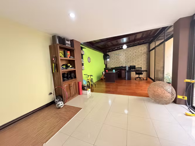 Venta de Casa en condominio con amplio lote – Guayabos de Curridabat
