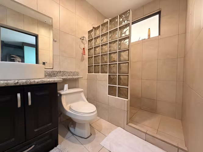 Venta de Casa en condominio con amplio lote – Guayabos de Curridabat