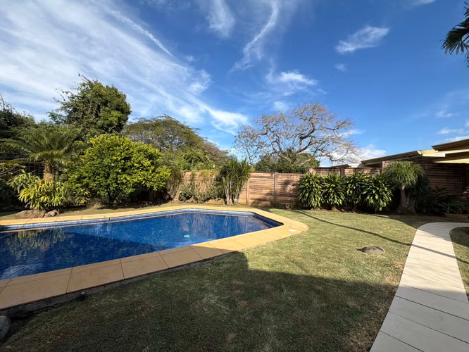 Venta Oportunidad en Río Oro – Casa de una planta con piscina en condominio exclusivo