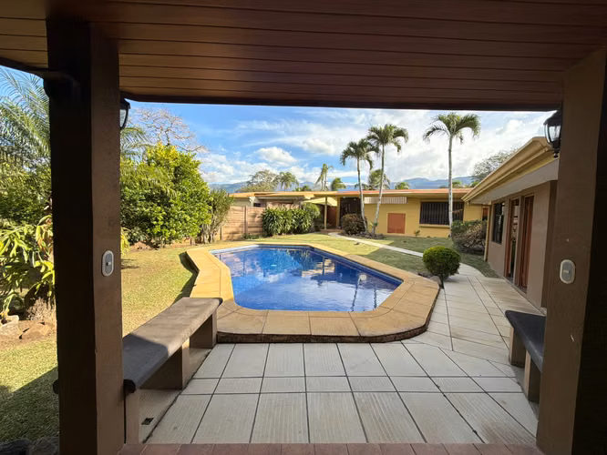 Venta Oportunidad en Río Oro – Casa de una planta con piscina en condominio exclusivo