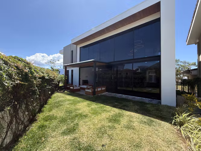 Venta y Alquiler en Ulloa, Heredia – Casa de lujo amueblada en condominio de alto nivel - Imagen 6