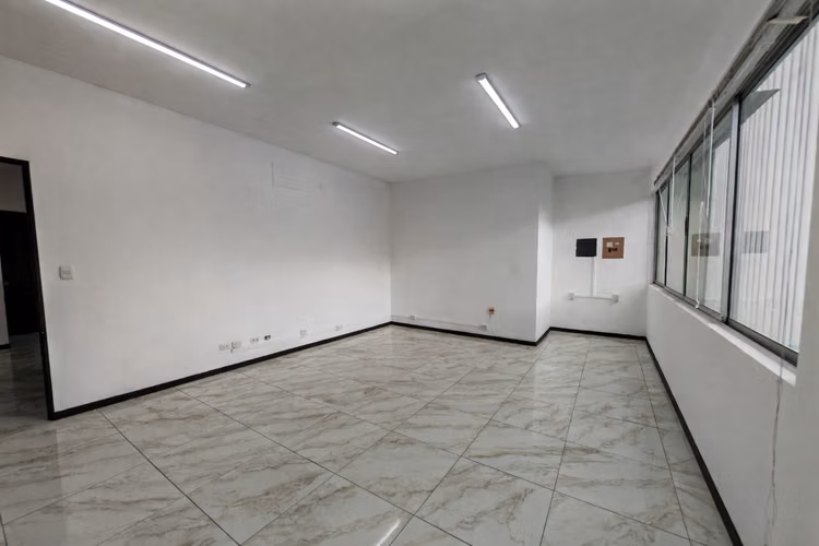 SE ALQUILA OFICINA EN MONTES DE OCA