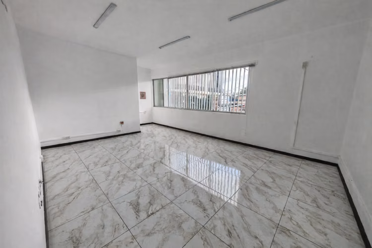SE ALQUILAN OFICINAS DE 27m2 EN MONTES DE OCA