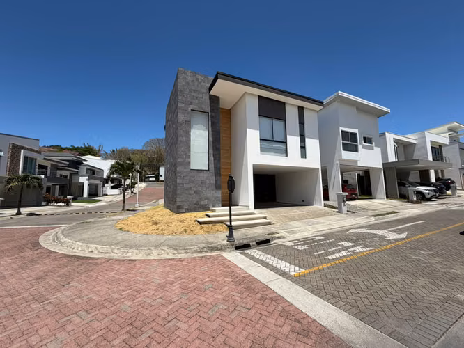 RENTAL HOUSE SANTA ANA CONDOMINIUM LUSO
