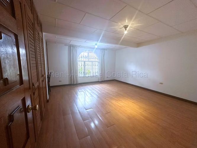 VENTA Casa de Uso Mixto en San Vicente de Moravia – Ideal para Oficinas, Consultorios o Negocio