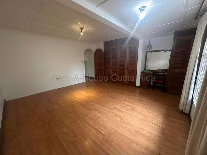 VENTA Casa de Uso Mixto en San Vicente de Moravia – Ideal para Oficinas, Consultorios o Negocio