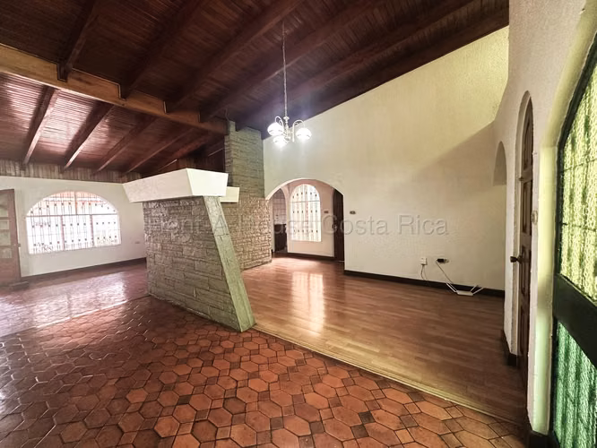 VENTA Casa de Uso Mixto en San Vicente de Moravia – Ideal para Oficinas, Consultorios o Negocio