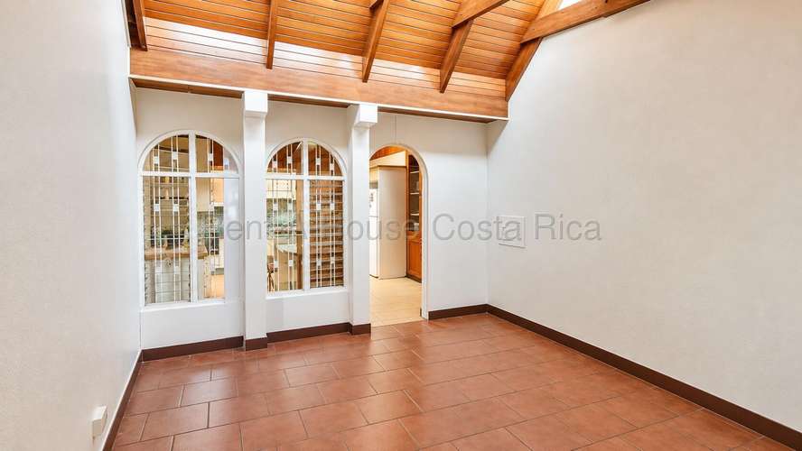 VENTA Casa de Uso Mixto en San Vicente de Moravia – Ideal para Oficinas, Consultorios o Negocio - Imagen 17