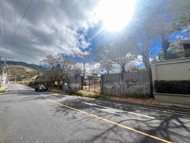 SE VENDE LOTE EN EXCLUSIVA ZONA CERCA DE TODO!
