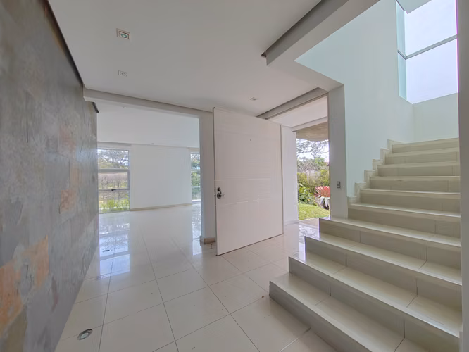 VENTA CASA MODERNA CON PISCINA ESCAZU, COND. DALUZ $790.000