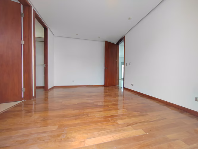 VENTA CASA MODERNA CON PISCINA ESCAZU, COND. DALUZ $790.000