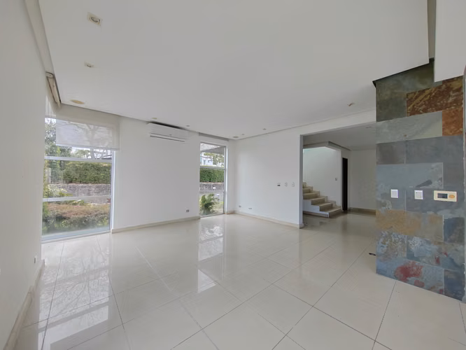 VENTA CASA MODERNA CON PISCINA ESCAZU, COND. DALUZ $790.000