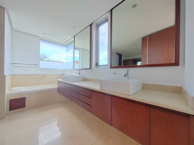 VENTA CASA MODERNA CON PISCINA ESCAZU, COND. DALUZ $790.000