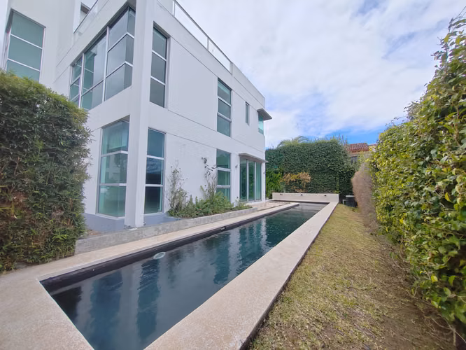 VENTA CASA MODERNA CON PISCINA ESCAZU, COND. DALUZ $790.000