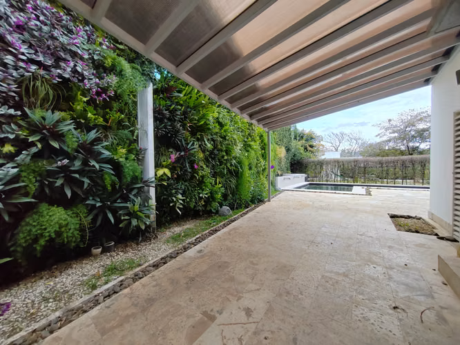VENTA CASA MODERNA CON PISCINA ESCAZU, COND. DALUZ $790.000