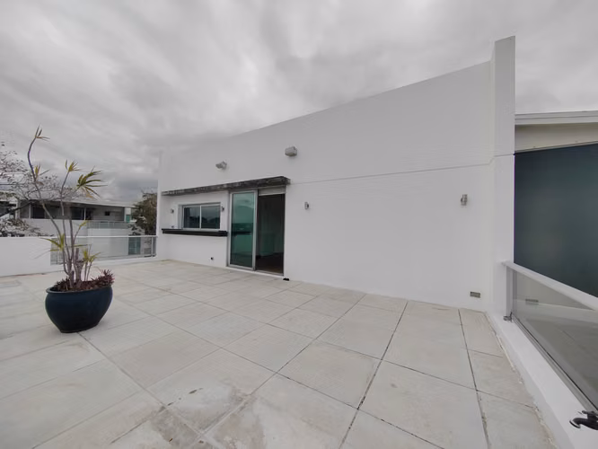 VENTA CASA MODERNA CON PISCINA ESCAZU, COND. DALUZ $790.000