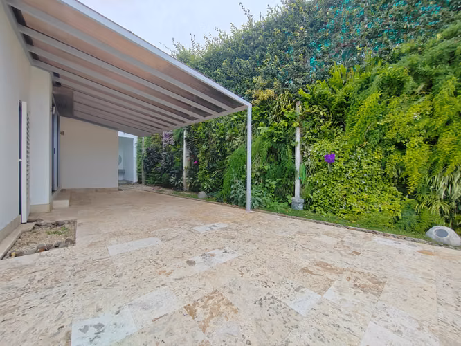VENTA CASA MODERNA CON PISCINA ESCAZU, COND. DALUZ $790.000