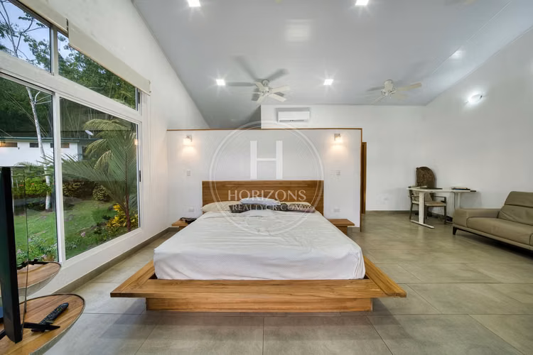 Casa en Escaleras Bahía Ballena Dominicalito Piscina Infinita y Vistas Panorámicas nja1376jb