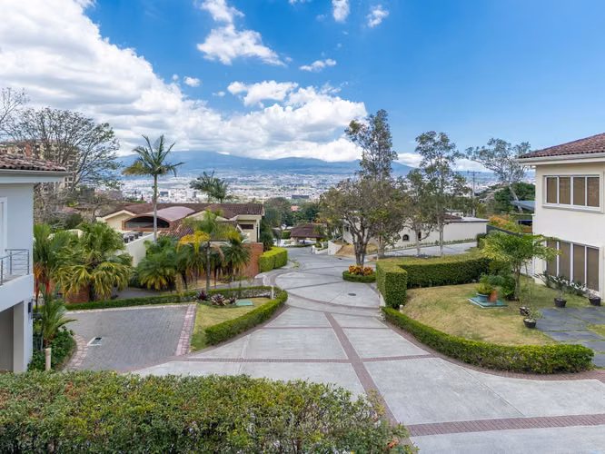 VENTA DE CASA EN CONDOMINIO DE LUJO EN ESCAZÚ - Imagen 2