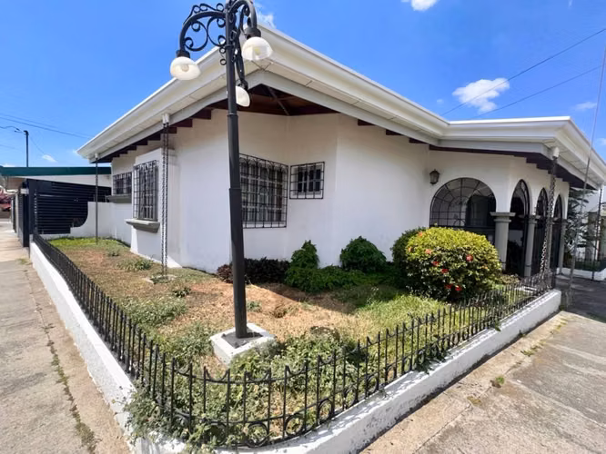 Venta de hermosa casa esquinera en Mercedes Norte de Heredia