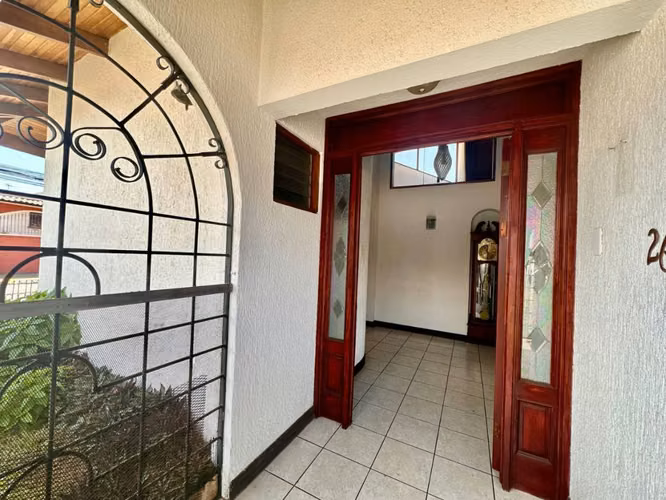 Venta de hermosa casa esquinera en Mercedes Norte de Heredia - Imagen 2