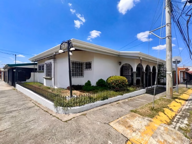 Venta de hermosa casa esquinera en Mercedes Norte de Heredia - Imagen 4