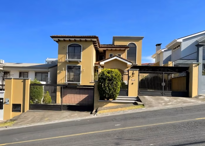 Venta de Casa de 4 pisos en Altamonte Curridabat