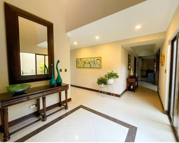 Venta de Casa de 4 pisos en Altamonte Curridabat