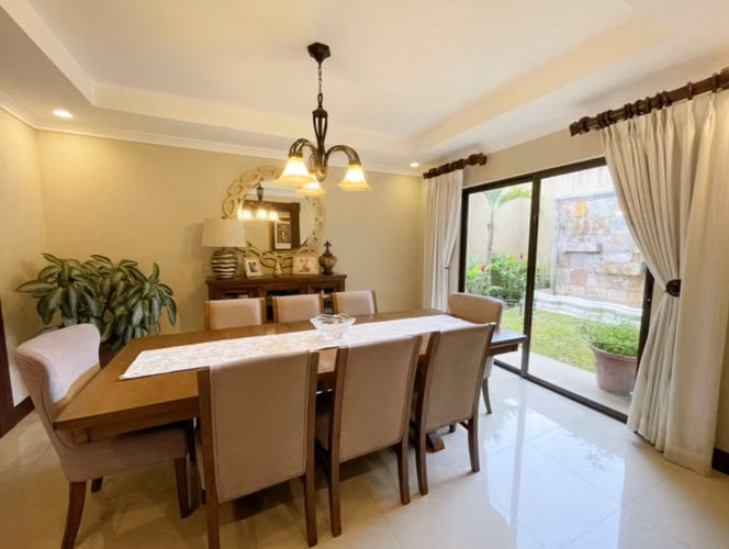 Venta de Casa de 4 pisos en Altamonte Curridabat
