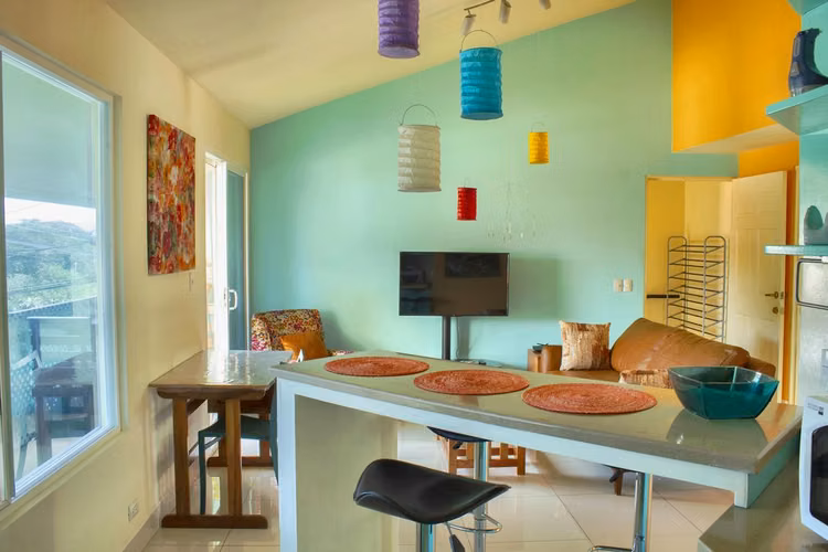 Edificio de 3 Apartamentos, Potencial para Airbnb, Ciudad Colon