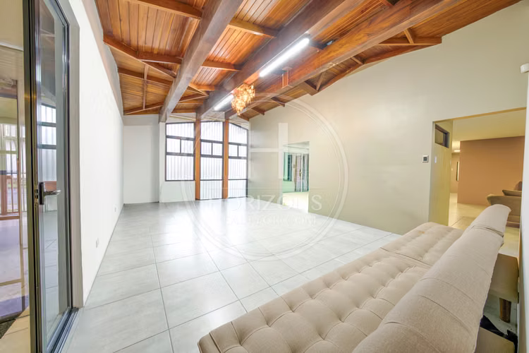 Casa de Una Planta en Los Yoses con Modernos Acabados 4 Habitaciones y jardín noj1226jb
