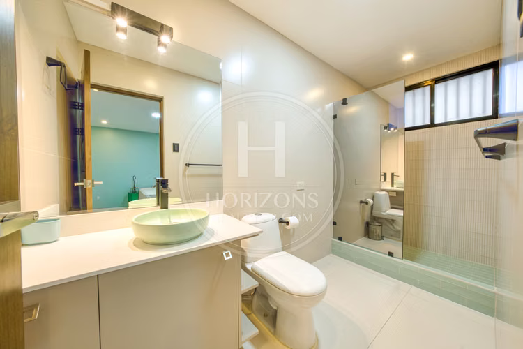 Casa de Una Planta en Los Yoses con Modernos Acabados 4 Habitaciones y jardín noj1226jb