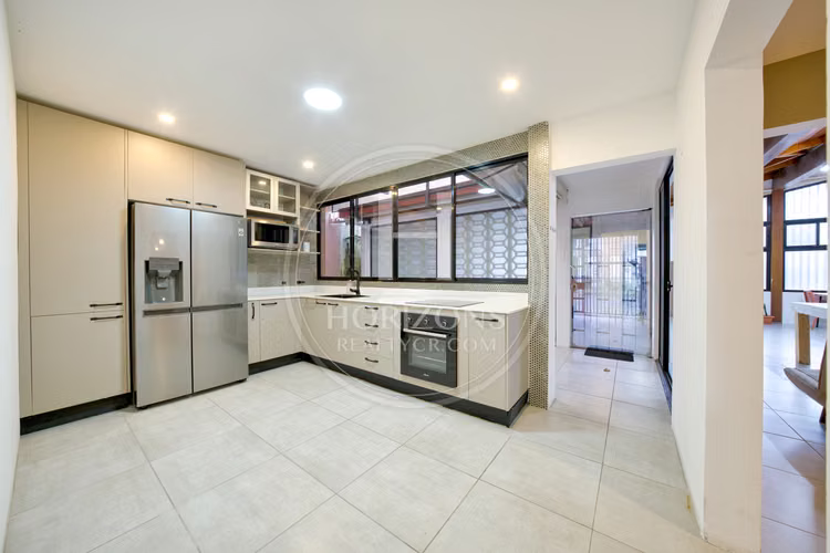 Casa de Una Planta en Los Yoses con Modernos Acabados 4 Habitaciones y jardín noj1226jb