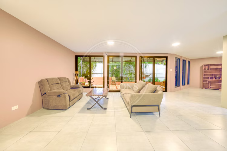 Casa de Una Planta en Los Yoses con Modernos Acabados 4 Habitaciones y jardín noj1226jb